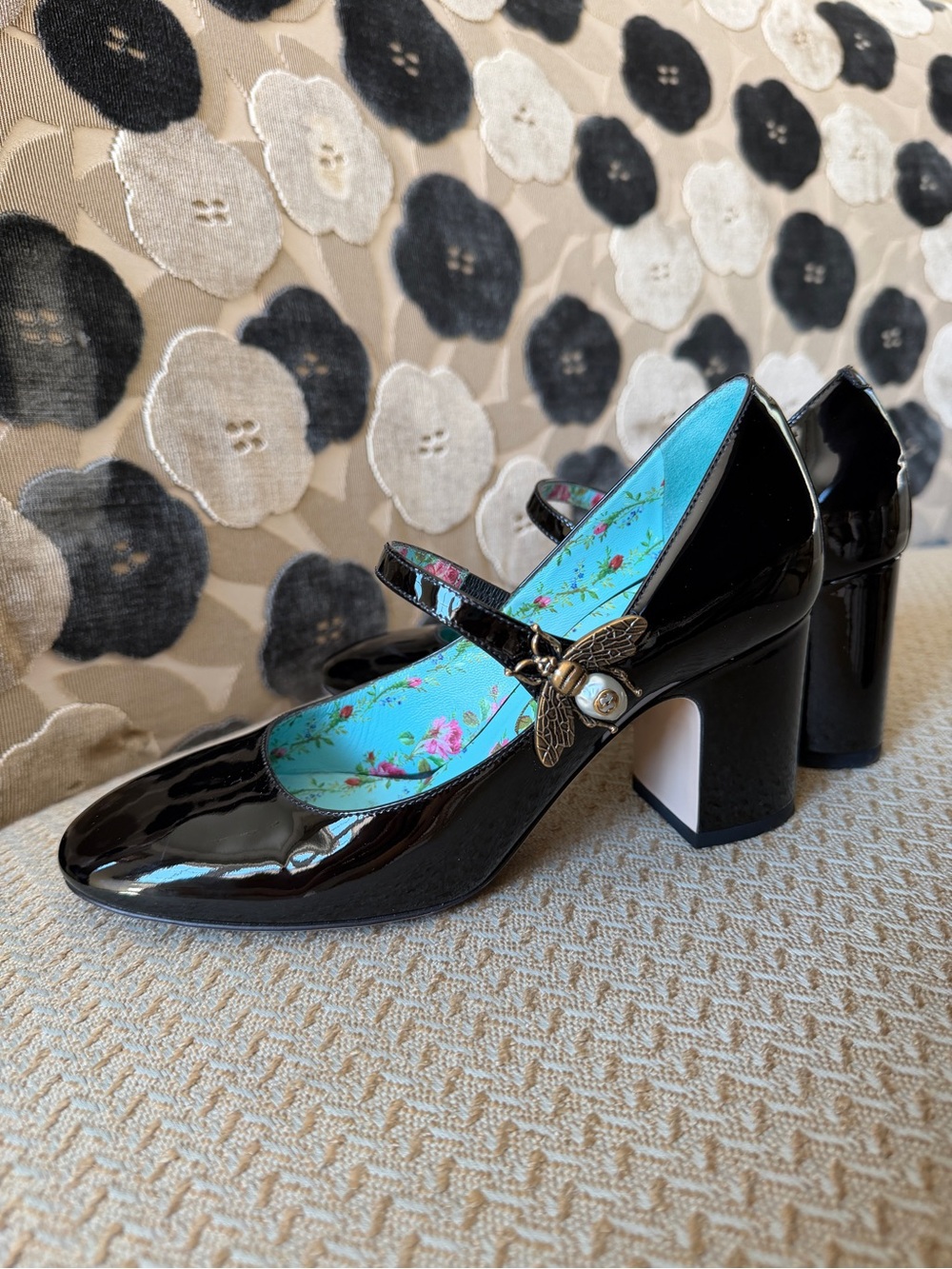 Gucci Black Patent Mary Jane Mid height pumps with Bee Charm